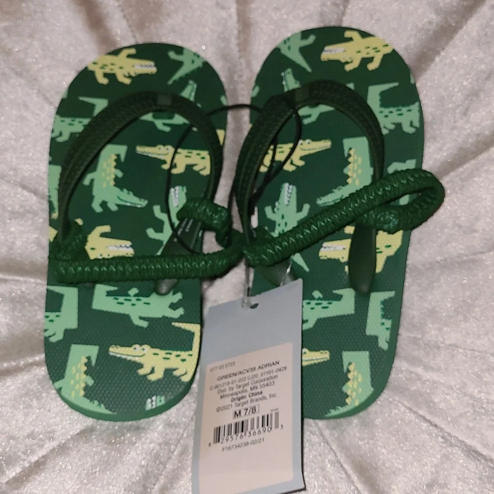 New with tags! Cat & Jack Boys Medium green alligator summer sandal flip flops